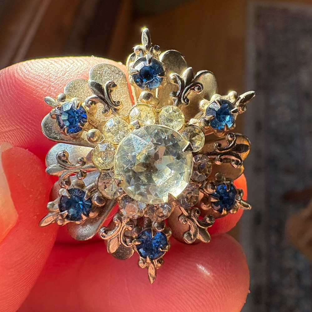 Elegant vintage Blue and Silver Floral snowflake Brooch rhinestone